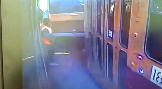 В Екатеринбурге под суд отдали водителя трамвая, который зажал кондуктора между двумя вагонами