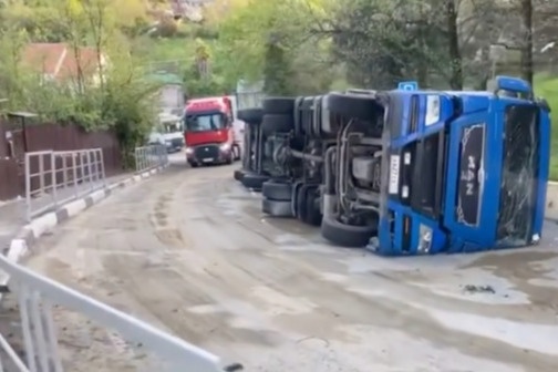 Фура опрокинулась на повороте и заняла одну из полос Фура опрокинулась на повороте и заняла одну из полос