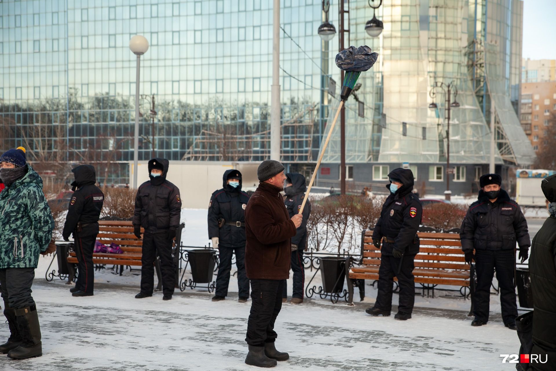 Приносили не только плакаты. Но и нижнее белье синего цвета Приносили не только плакаты. Но и нижнее белье синего цвета 