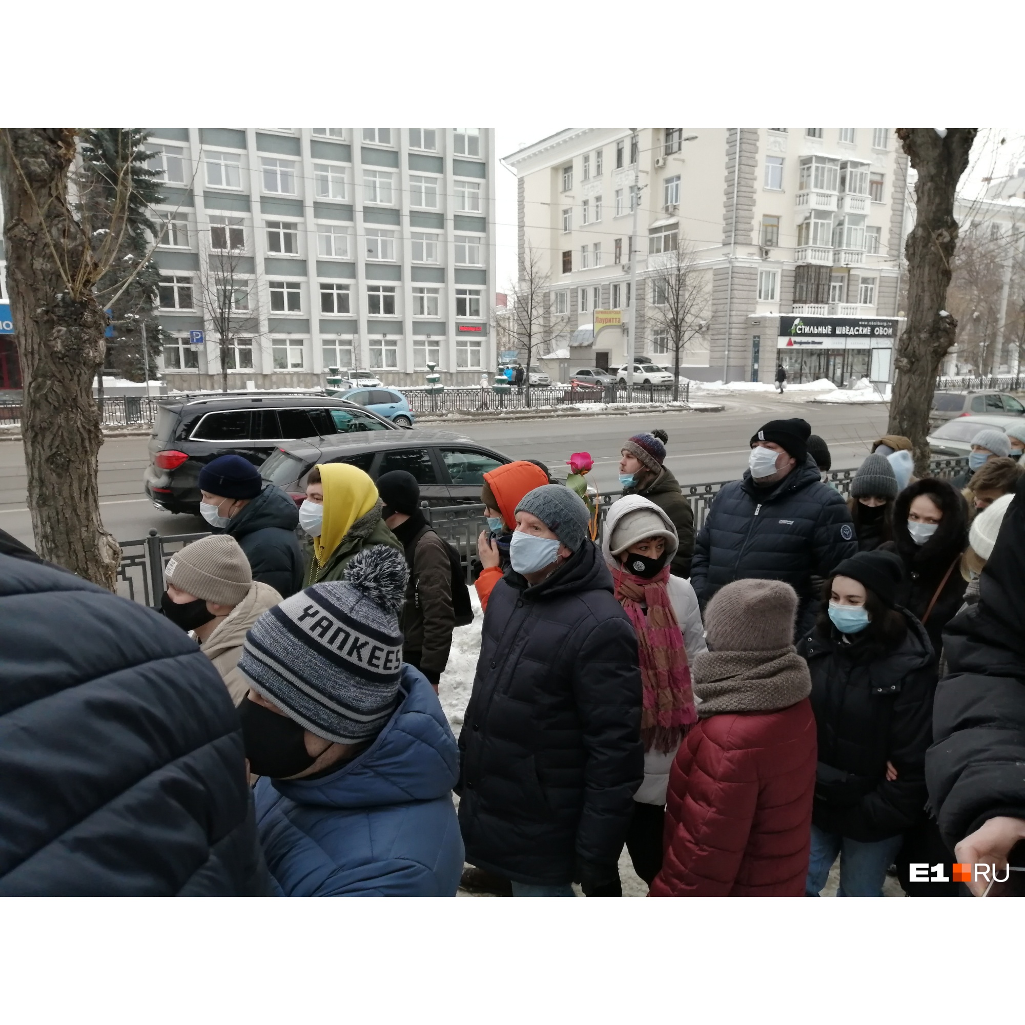 Дама с цветком рассказала, что не верит власти Дама с цветком рассказала, что не верит власти
