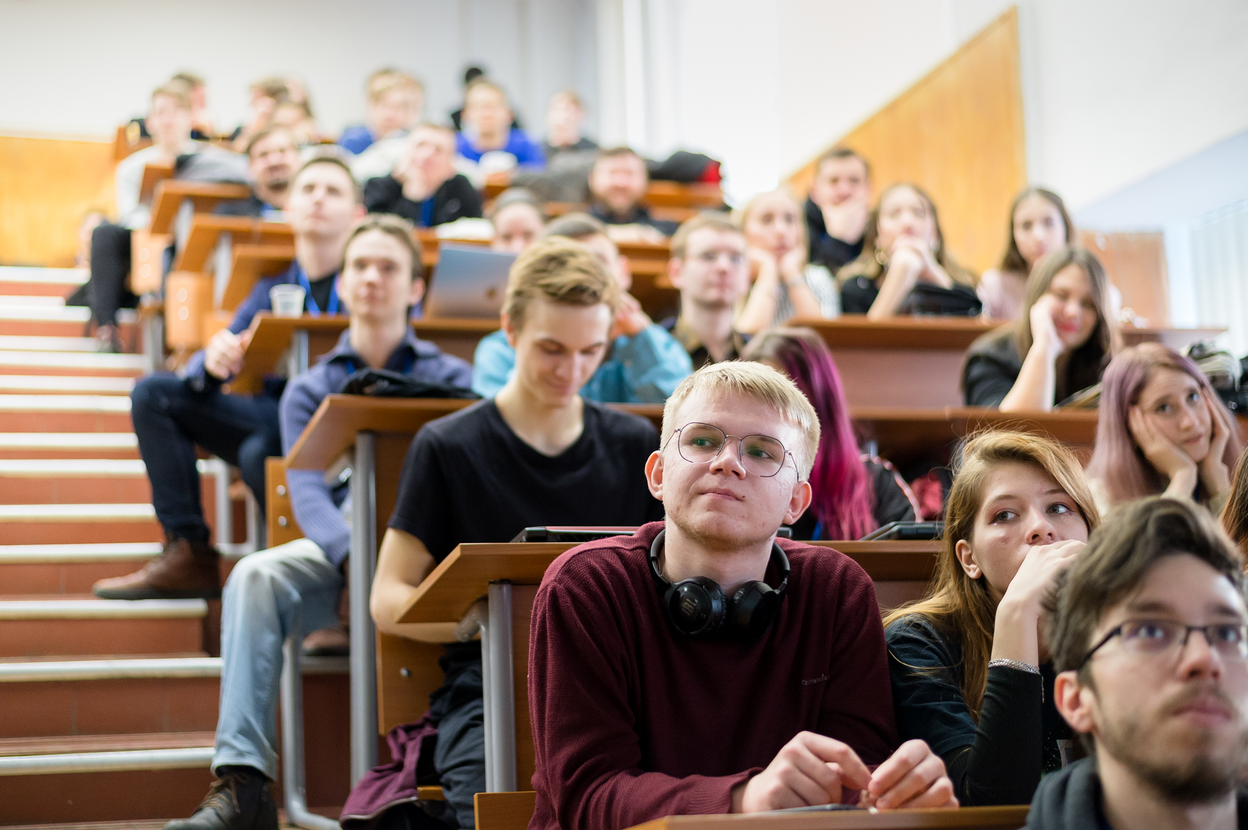 Студенты ВШЭУ приобретают знания в области экономики, управления проектами, менеджмента, маркетинга и других дисциплин Студенты ВШЭУ приобретают знания в области экономики, управления проектами, менеджмента, маркетинга и других дисциплин