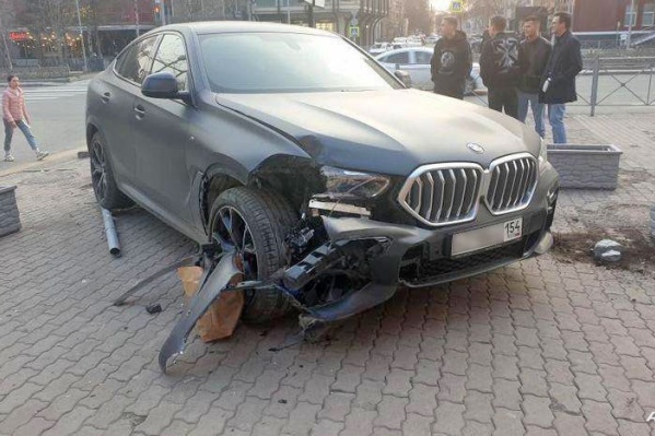 BMW сразу после столкновения с клумбами (водитель и пешеходы не пострадали) BMW сразу после столкновения с клумбами (водитель и пешеходы не пострадали)