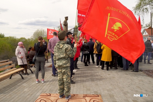 Собравшиеся принесли на мероприятие коммунистические флаги Собравшиеся принесли на мероприятие коммунистические флаги