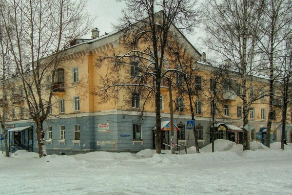 Снег упал на женщину с крыши трехэтажного дома в Миньяре Снег упал на женщину с крыши трехэтажного дома в Миньяре