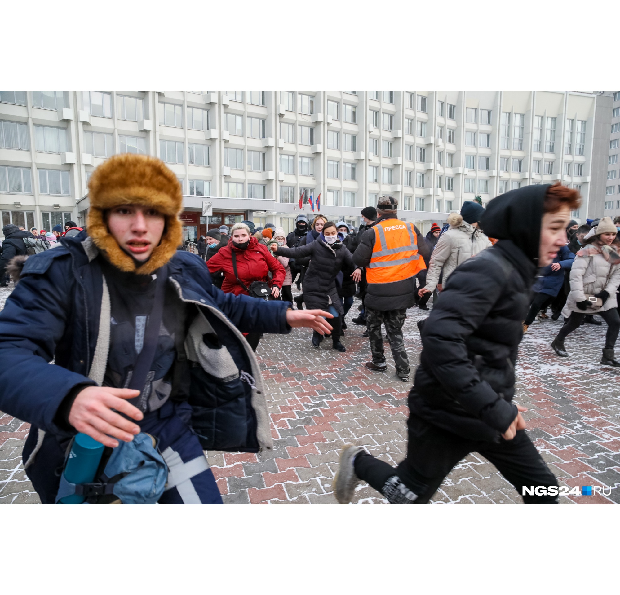 Силовики терпели толпу у мэрии недолго, приступив к разгону и задержаниям Силовики терпели толпу у мэрии недолго, приступив к разгону и задержаниям 