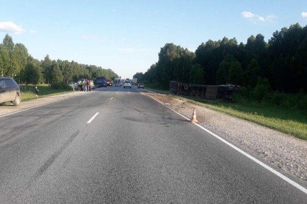 Nissan столкнулся с двумя грузовыми машинами, одна из них — грузовик DAF перевернулась на обочине Nissan столкнулся с двумя грузовыми машинами, одна из них — грузовик DAF перевернулась на обочине