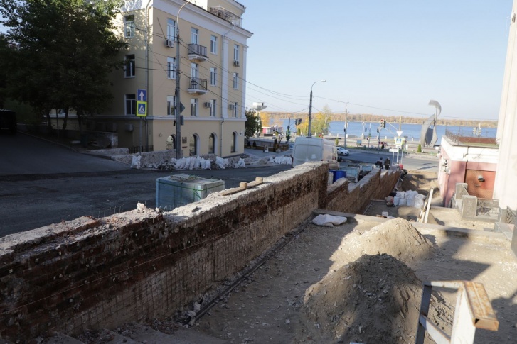 Сейчас рабочие активно восстанавливают участок дороги у набережной Сейчас рабочие активно восстанавливают участок дороги у набережной