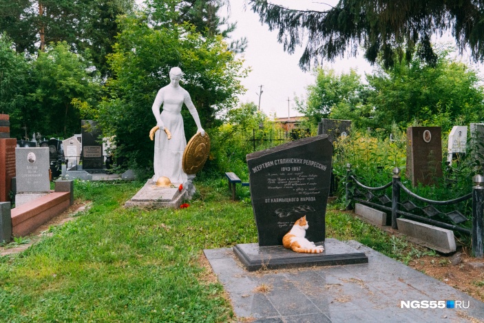 Могила жертв депортации калмыцкого народа находится с правой стороны при входе на Старо-Северное кладбище