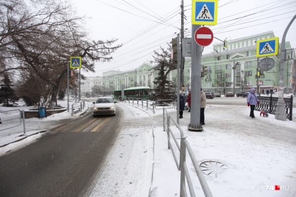 Чтобы построить поворот, на этом месте во время «дорожной революции» вырубили зелень. Потом власти захотели всё вернуть на свои места, но так ничего и не сделали<br> Чтобы построить поворот, на этом месте во время «дорожной революции» вырубили зелень. Потом власти захотели всё вернуть на свои места, но так ничего и не сделали<br>