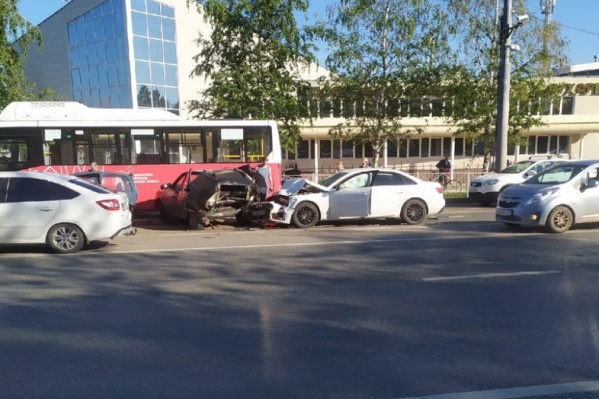 В массовом ДТП пострадали четыре машины и автобус В массовом ДТП пострадали четыре машины и автобус
