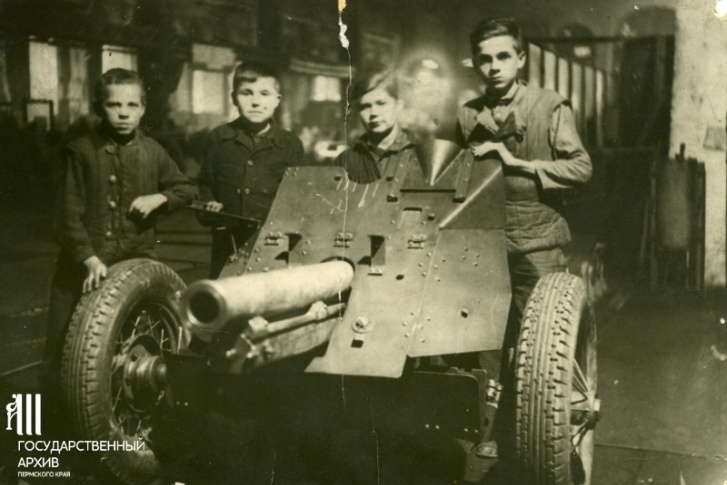 Рабочие-подростки завода около 76-миллиметровой полковой пушки образца 1943 года (ОБ-25): Владимир Фадеев, Виктор Вихарев, Сергей Шушков, имя и фамилия четвертого мальчика не установлены. 1940-е годы