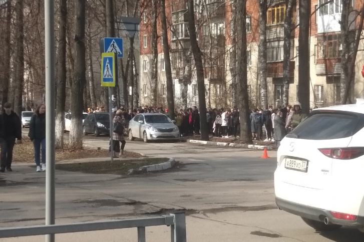Всех учащихся вывели на улицу Всех учащихся вывели на улицу