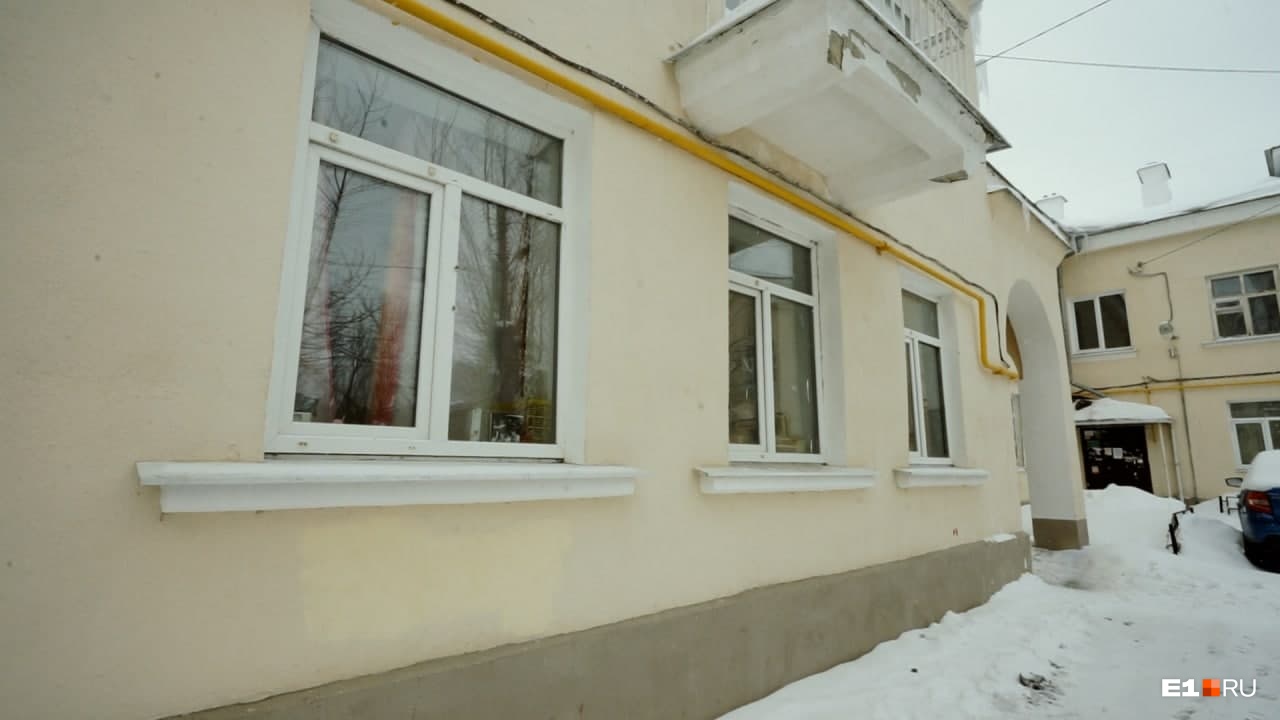 В квартире, где вырос Андрей Рожков, теперь живут кришнаиты. Местные, судя по разбитым окнам, их не очень любят В квартире, где вырос Андрей Рожков, теперь живут кришнаиты. Местные, судя по разбитым окнам, их не очень любят