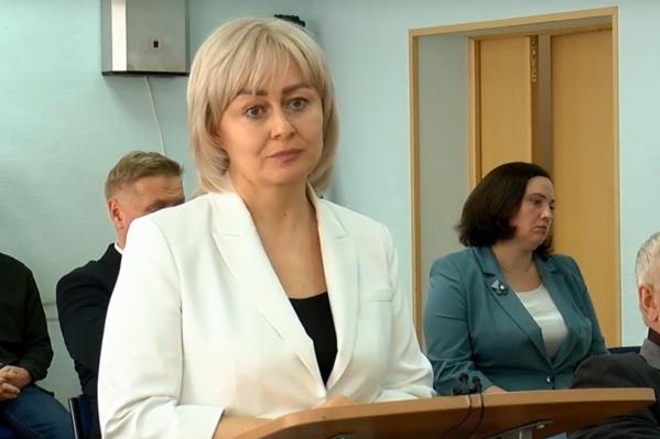 Светлана Дейнеко выступает перед котласскими депутатами Светлана Дейнеко выступает перед котласскими депутатами