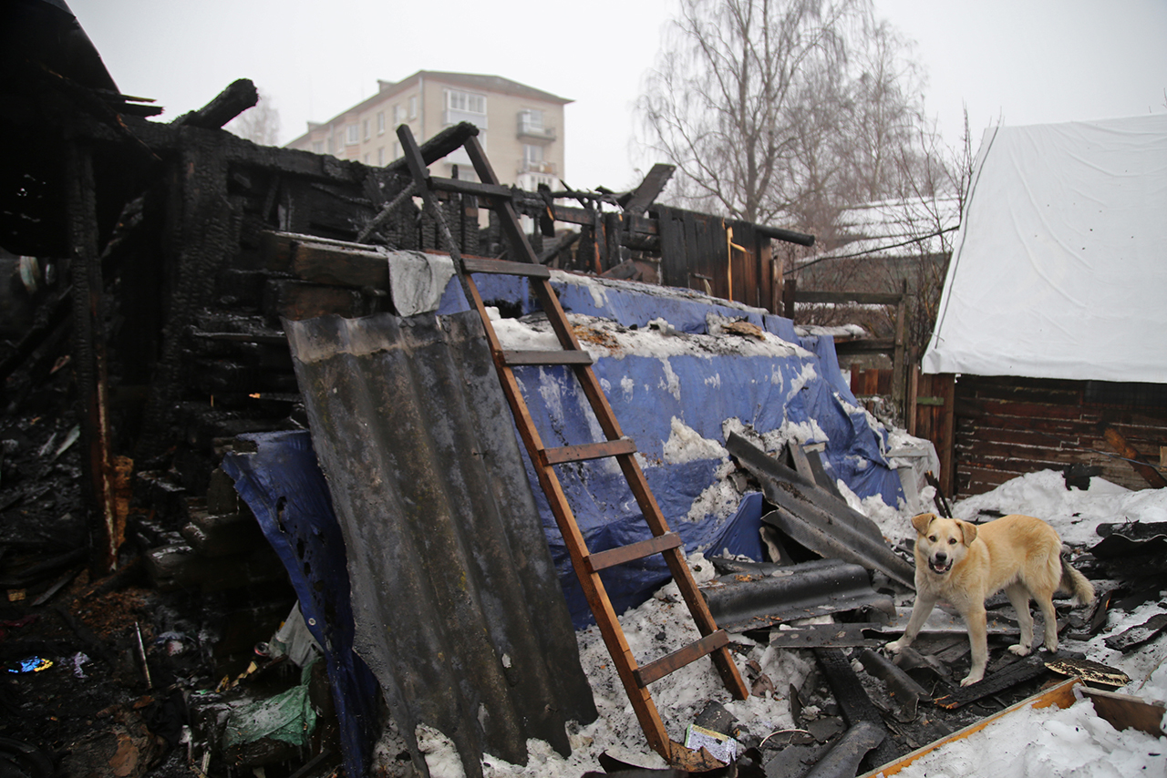 «Внучка схватила собачку и выпрыгнула». В Петербурге после пожара без дома осталась семья из 36 человек