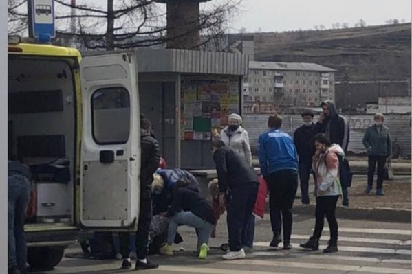 Девочке пытались оказать помощь случайные прохожие Девочке пытались оказать помощь случайные прохожие