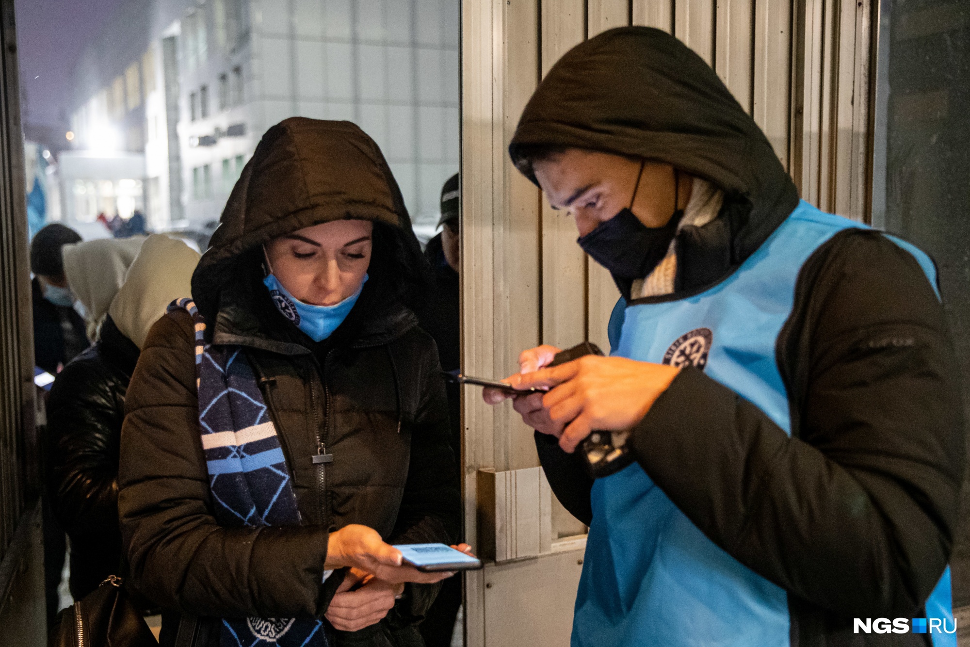 На матче ХК «Сибирь» 1 ноября у болельщиков тщательно проверяли документы