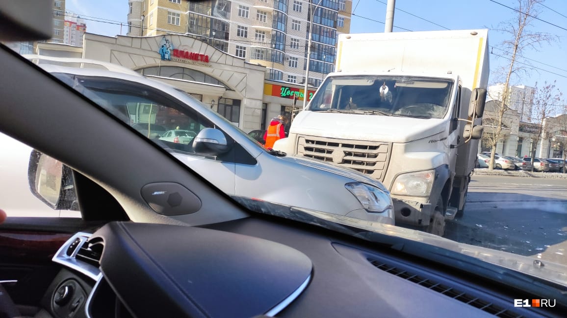 В Екатеринбурге регистратор снял вылет грузовика на встречку