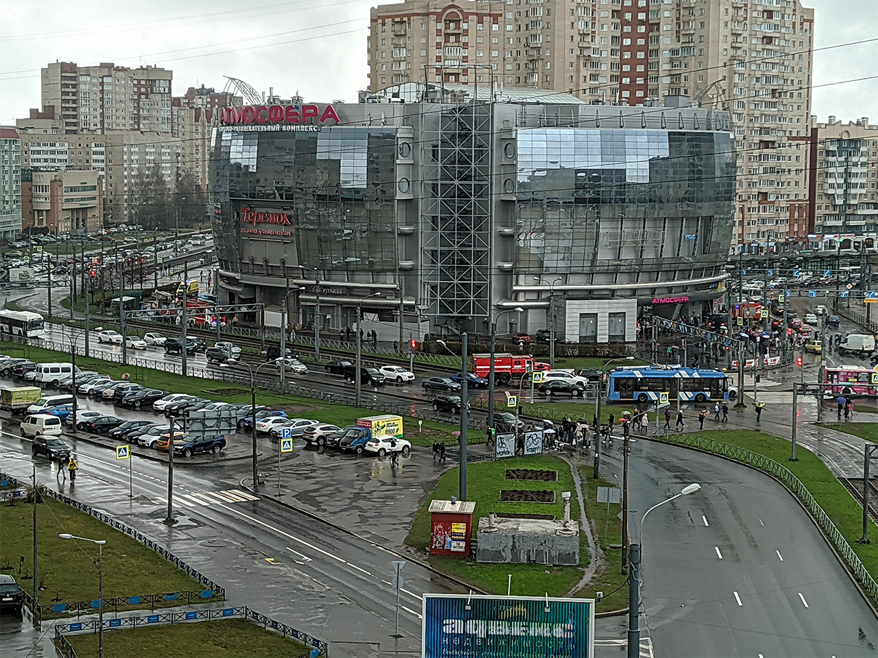 Сотням посетителей ТРК в Петербурге пришлось прервать шопинг. Прогулку под дождём обеспечил электросамокат