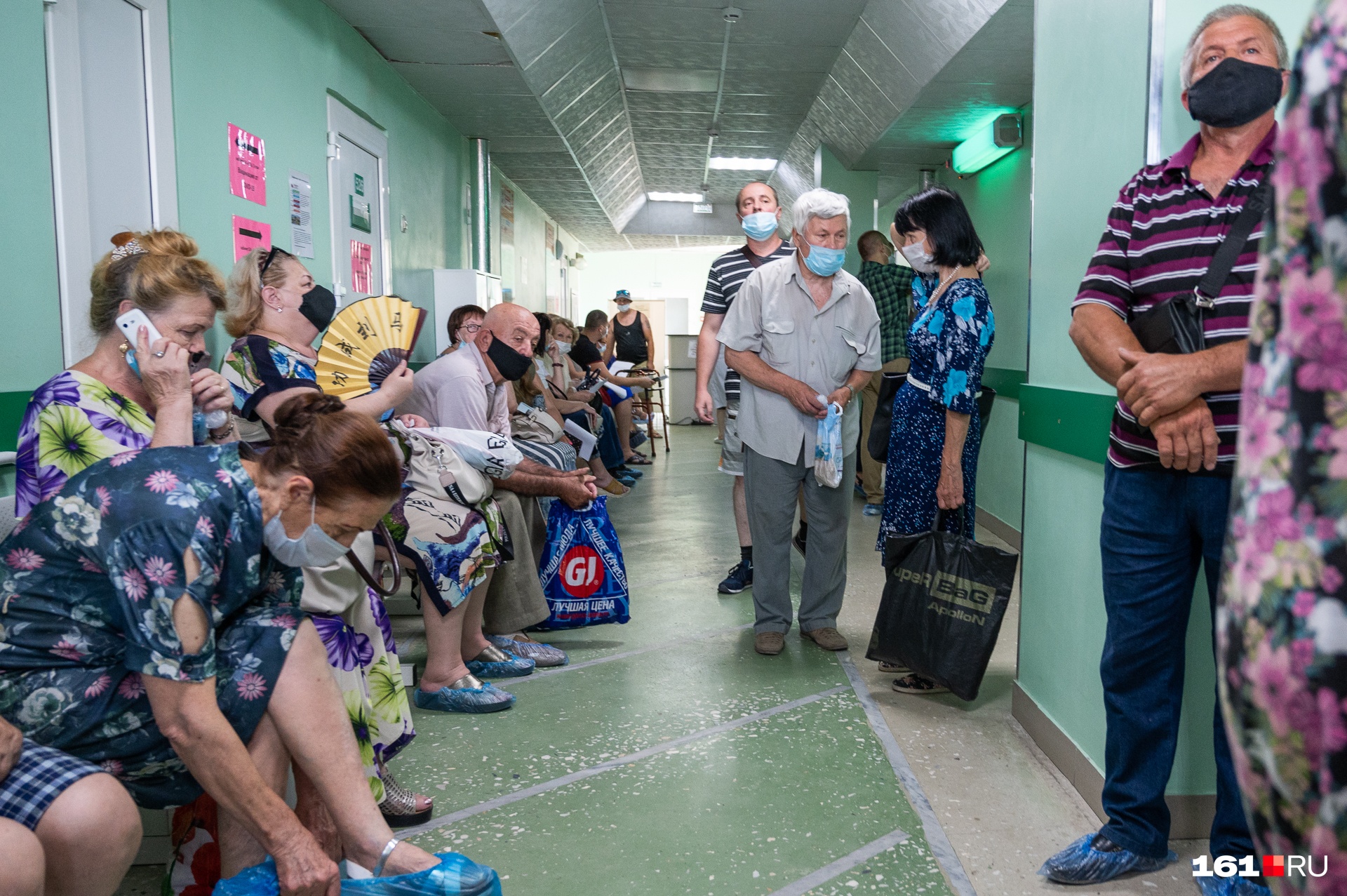 Надо избегать скопления людей и снова носить маски