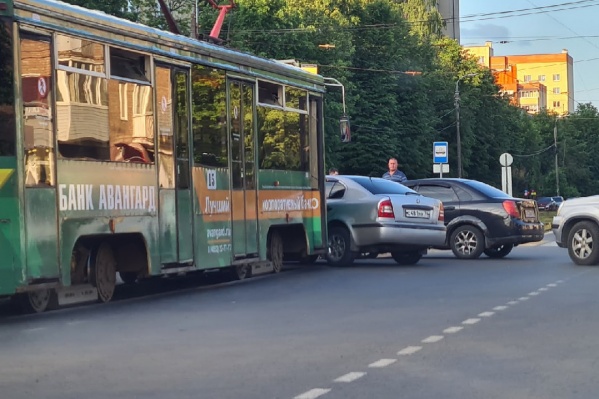 ДТП произошло на улице Чкалова в районе пересечения с улицей Добрынина ДТП произошло на улице Чкалова в районе пересечения с улицей Добрынина