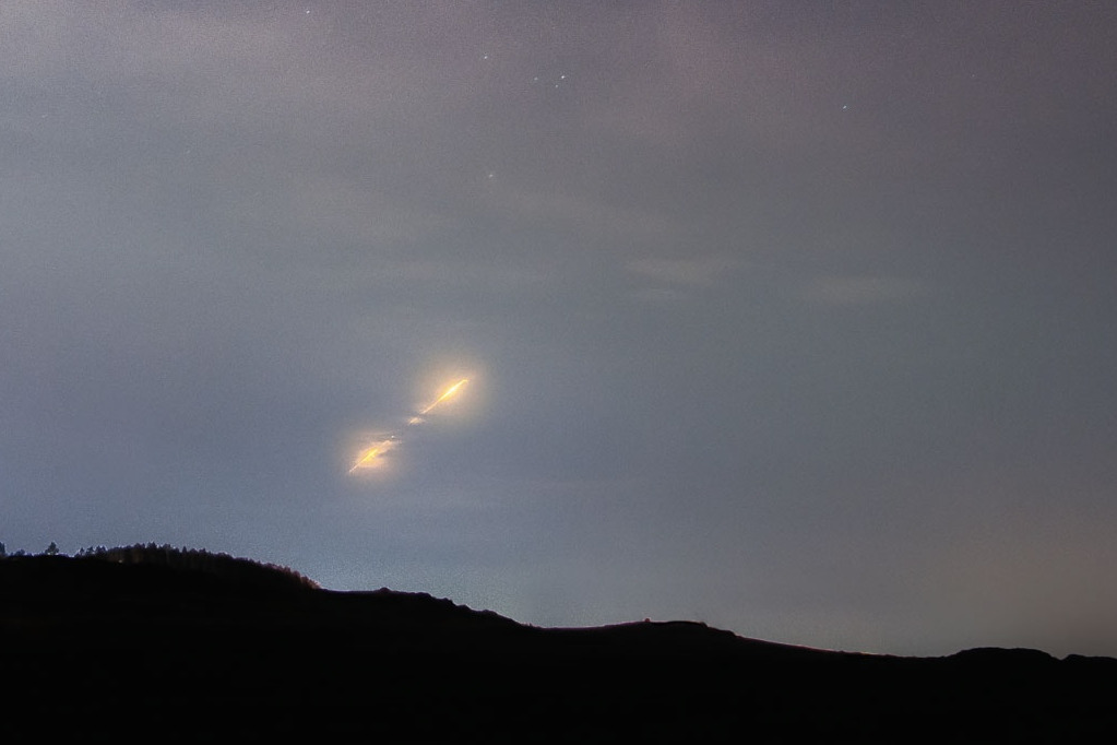 В небе над Свердловской областью заметили странный светящийся объект, который быстро пролетел мимо