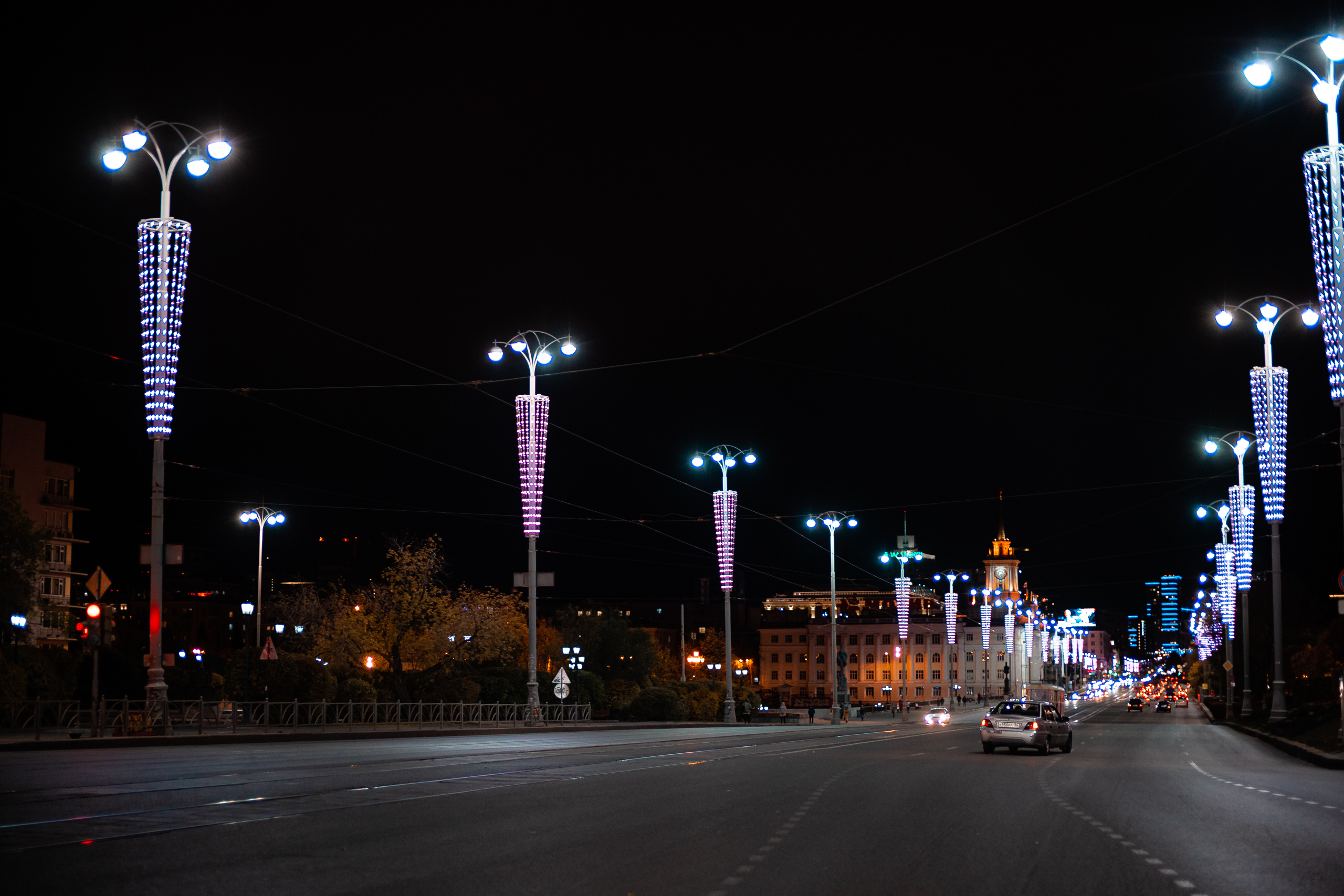 В центре Екатеринбурга включили странную розовую подсветку. Объясняем почему