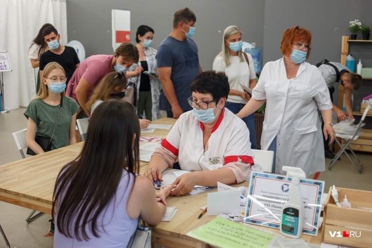 Вакцинация в Волгограде всё чаще становится добровольно-принудительной Вакцинация в Волгограде всё чаще становится добровольно-принудительной