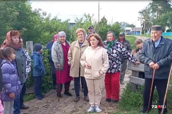 Жителям села ходить по существующим дорогам тяжело Жителям села ходить по существующим дорогам тяжело