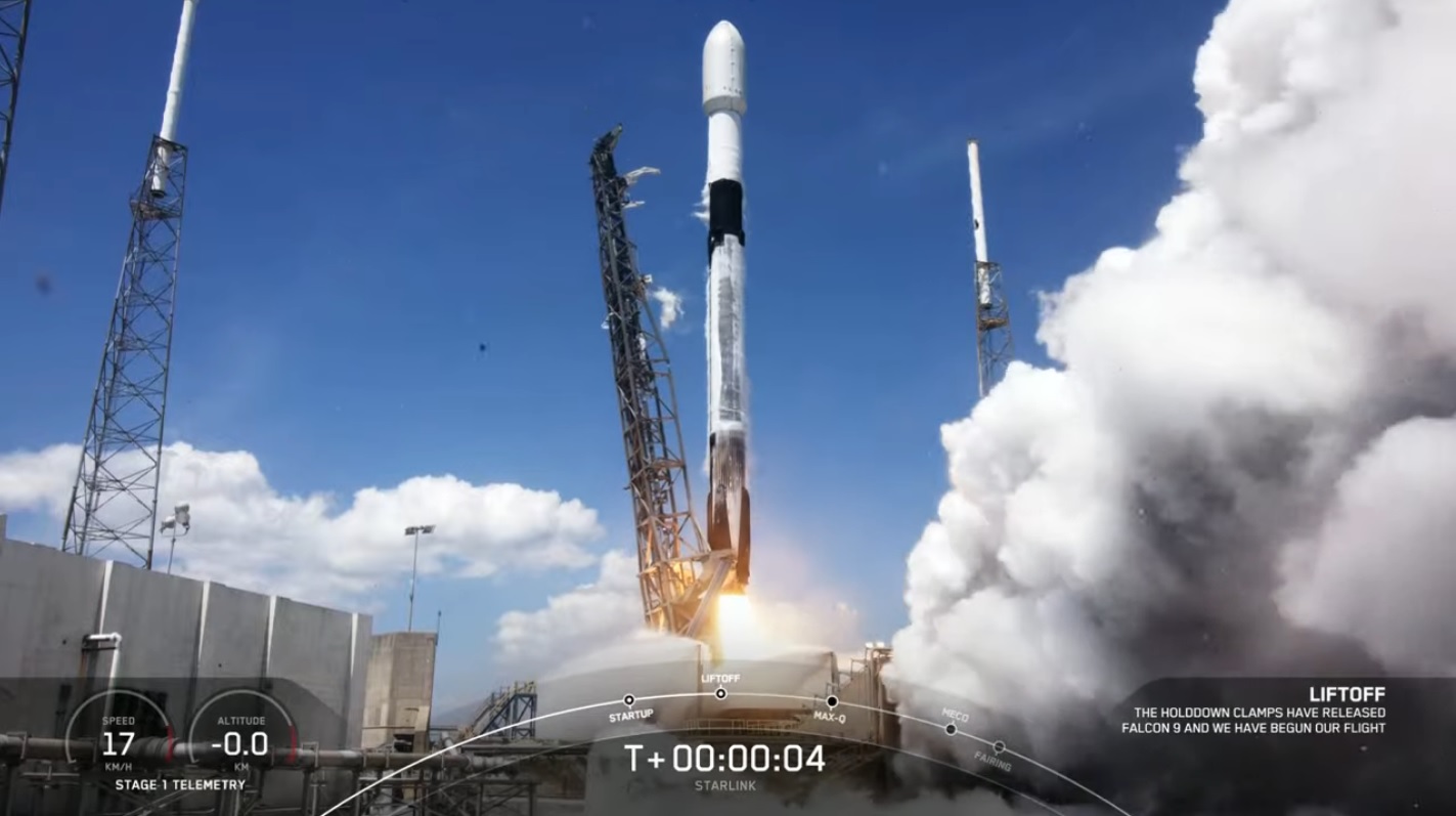 SpaceX запустила ракету-носитель со спутниками Starlink. Вернувшуюся первую ступень приняла платформа «Конечно, я все еще люблю тебя»