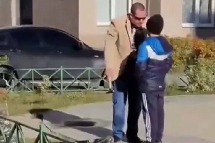 Мужчина кричал на ребенка во дворе дома на улице Рябинина, 23