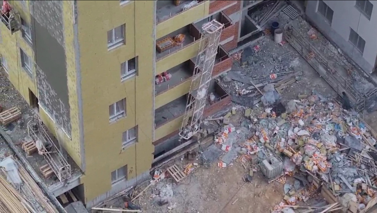 В Екатеринбурге из-за сильного ветра рабочий выпал из строительной люльки