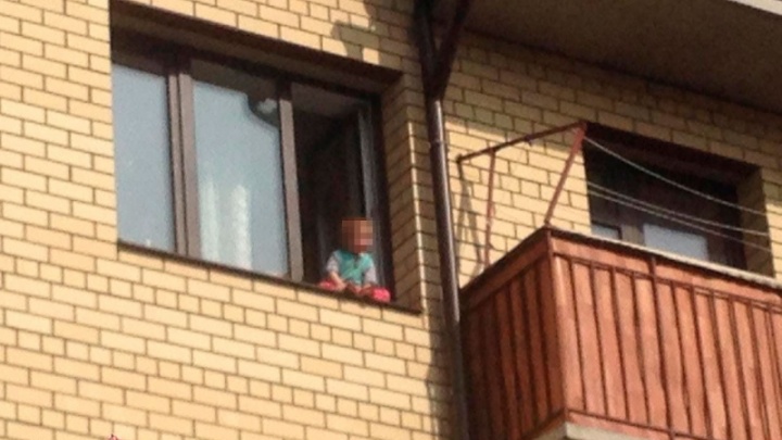 В Ярославле малышей, которых мама оставляла дома без присмотра, отправили в детдом