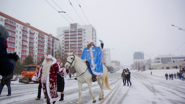 Известная российская певица проехалась по центру Уфы на коне