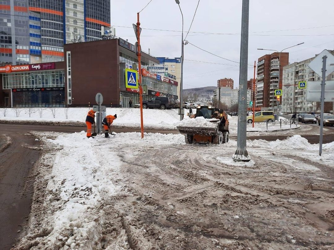 Пешеходные дорожки убирают при помощи «Бобкэтов», но такой техники не так много в городе Пешеходные дорожки убирают при помощи «Бобкэтов», но такой техники не так много в городе