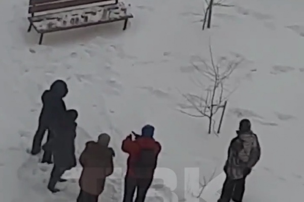 Компания стрелков во дворе жилого дома Компания стрелков во дворе жилого дома