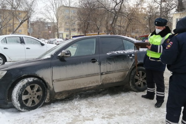Девочка перебегала дорогу в неположенном месте Девочка перебегала дорогу в неположенном месте 
