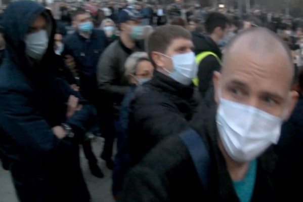 Олега Орлова (справа крупным планом) засняли на площади перед администрацией края в толпе протестующих Олега Орлова (справа крупным планом) засняли на площади перед администрацией края в толпе протестующих