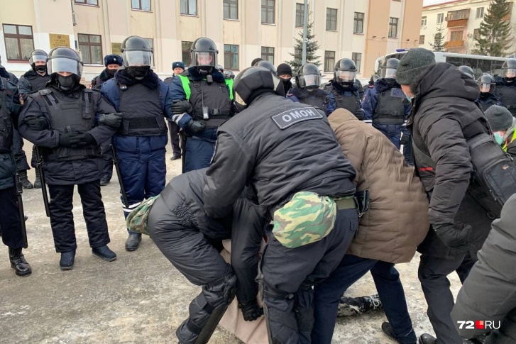 Задерживают людей, которые пришли с плакатами Задерживают людей, которые пришли с плакатами