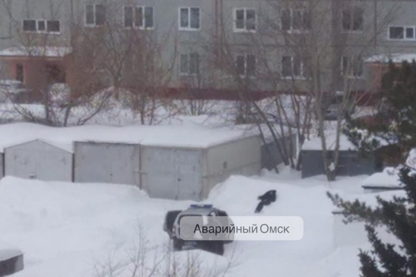 На фото видно человека, который лежит в снегу На фото видно человека, который лежит в снегу 