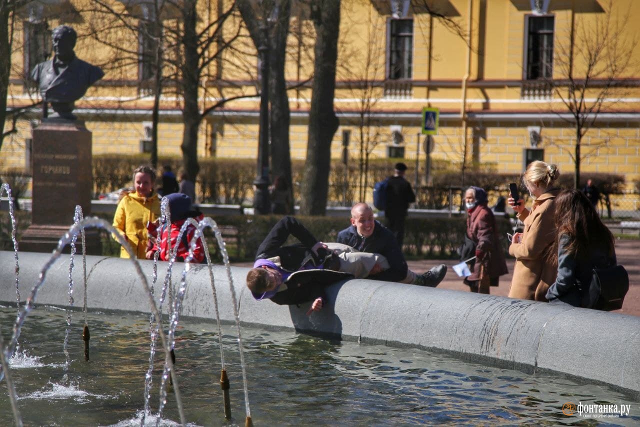 Новости спб сегодня фонтанка. Фонтаны Петербурга. Питер май. Фонтаны в Санкт-Петербурге с людьми. Питер 1 мая.