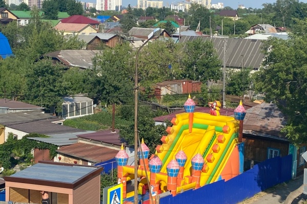 Вид на батут с высоты моста Влюбленных Вид на батут с высоты моста Влюбленных