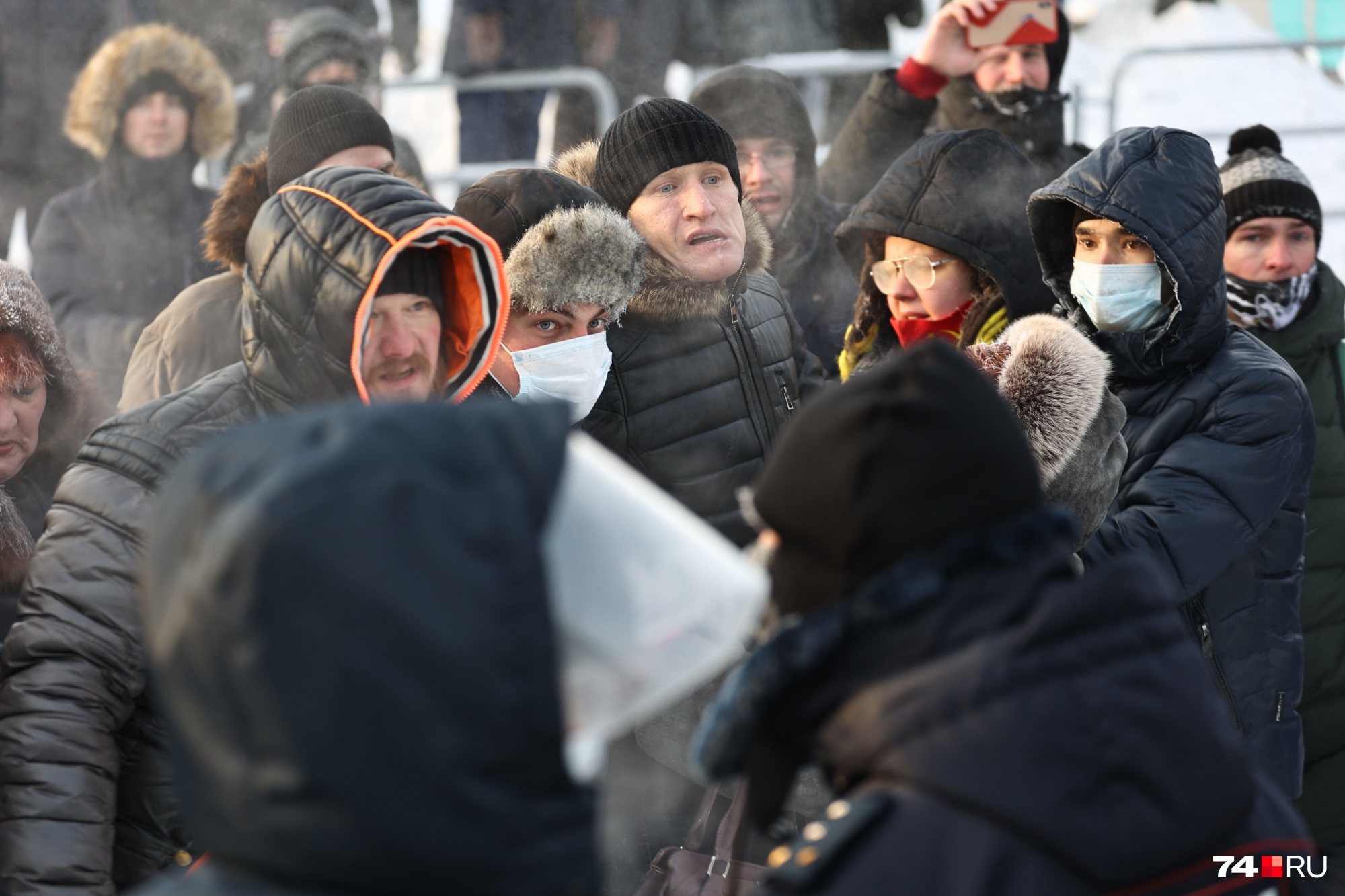 Иван Худяков не отрицал, что участвовал в шествии. Вот он на фото в черной шапке стоит в центре толпы