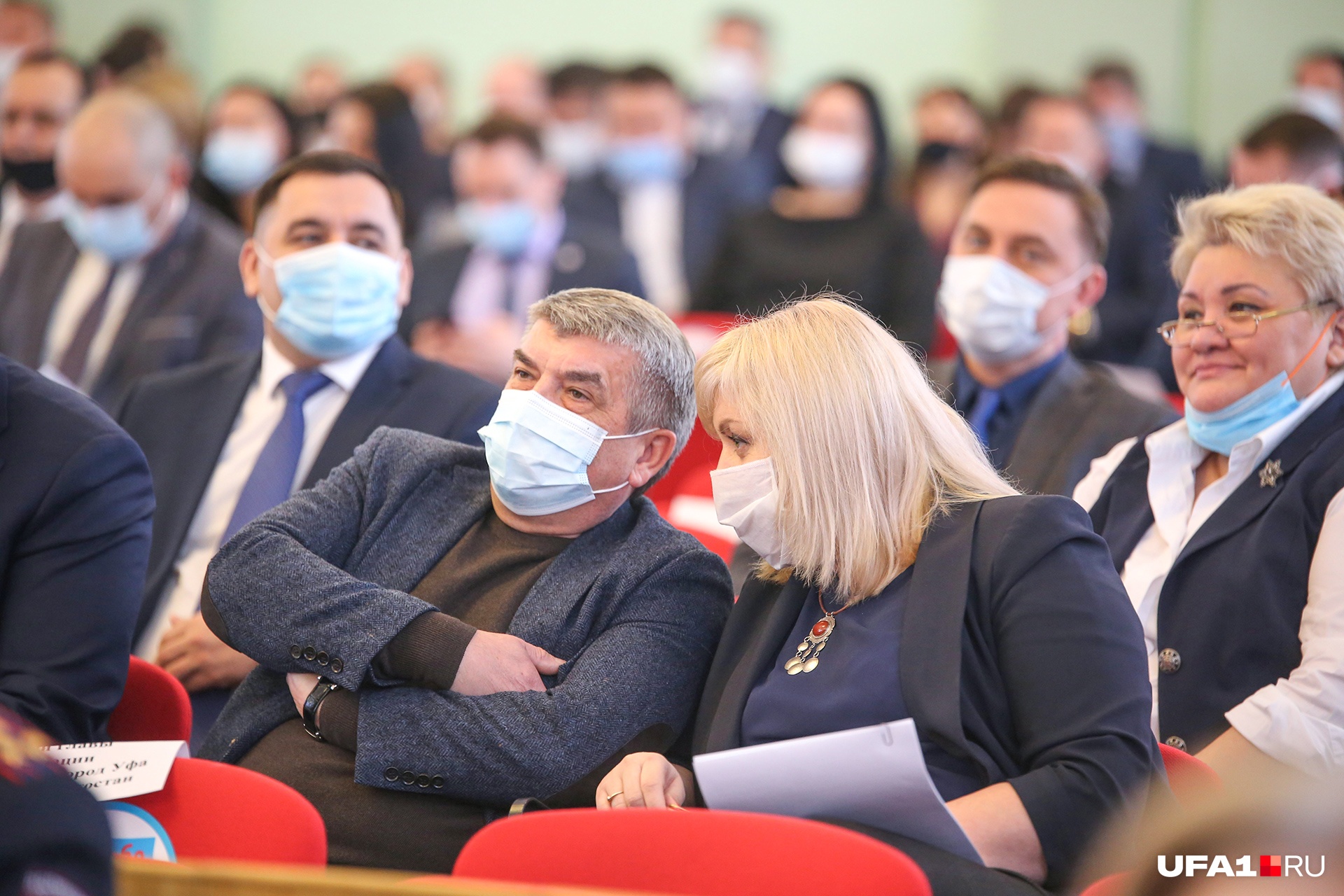При ВКС такая роскошь — пошептаться с соседом — невозможна При ВКС такая роскошь — пошептаться с соседом — невозможна