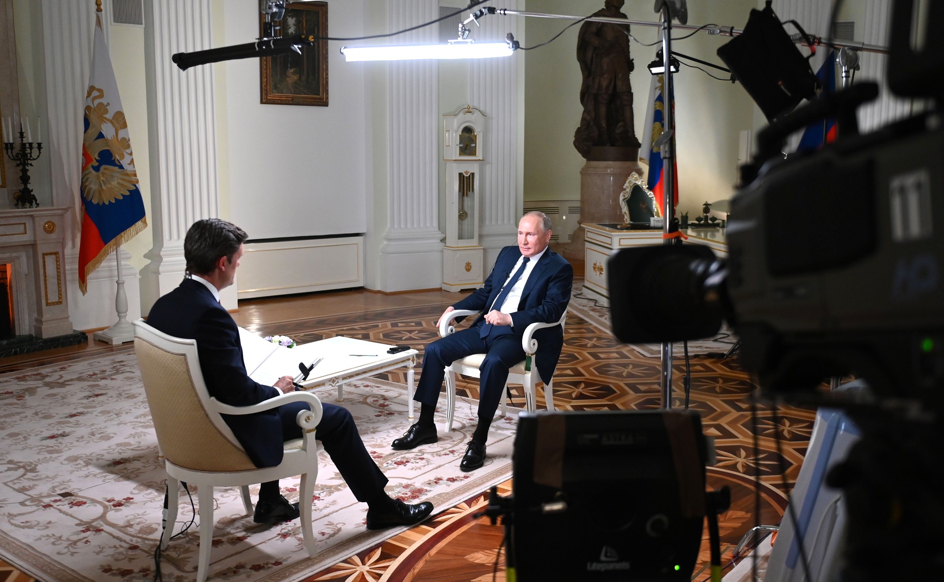 Путин с журналистом американского телеканала NBC Киром Симмонсом Путин с журналистом американского телеканала NBC Киром Симмонсом