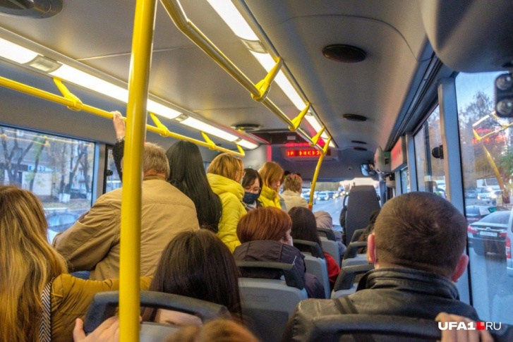 Пока в автобусах все без масок Пока в автобусах все без масок