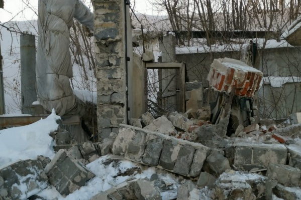 Стена старого заводского здания обрушилась на подростка. Юноша погиб Стена старого заводского здания обрушилась на подростка. Юноша погиб