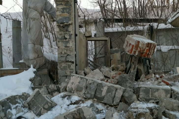 Стена старого заводского здания обрушилась на подростка. Юноша погиб Стена старого заводского здания обрушилась на подростка. Юноша погиб