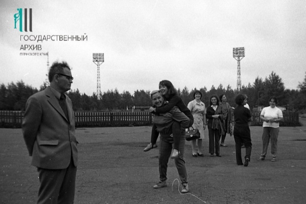 Спортивный праздник на стадионе «Молот». На фото сотрудники государственного архива. 1977 год Спортивный праздник на стадионе «Молот». На фото сотрудники государственного архива. 1977 год