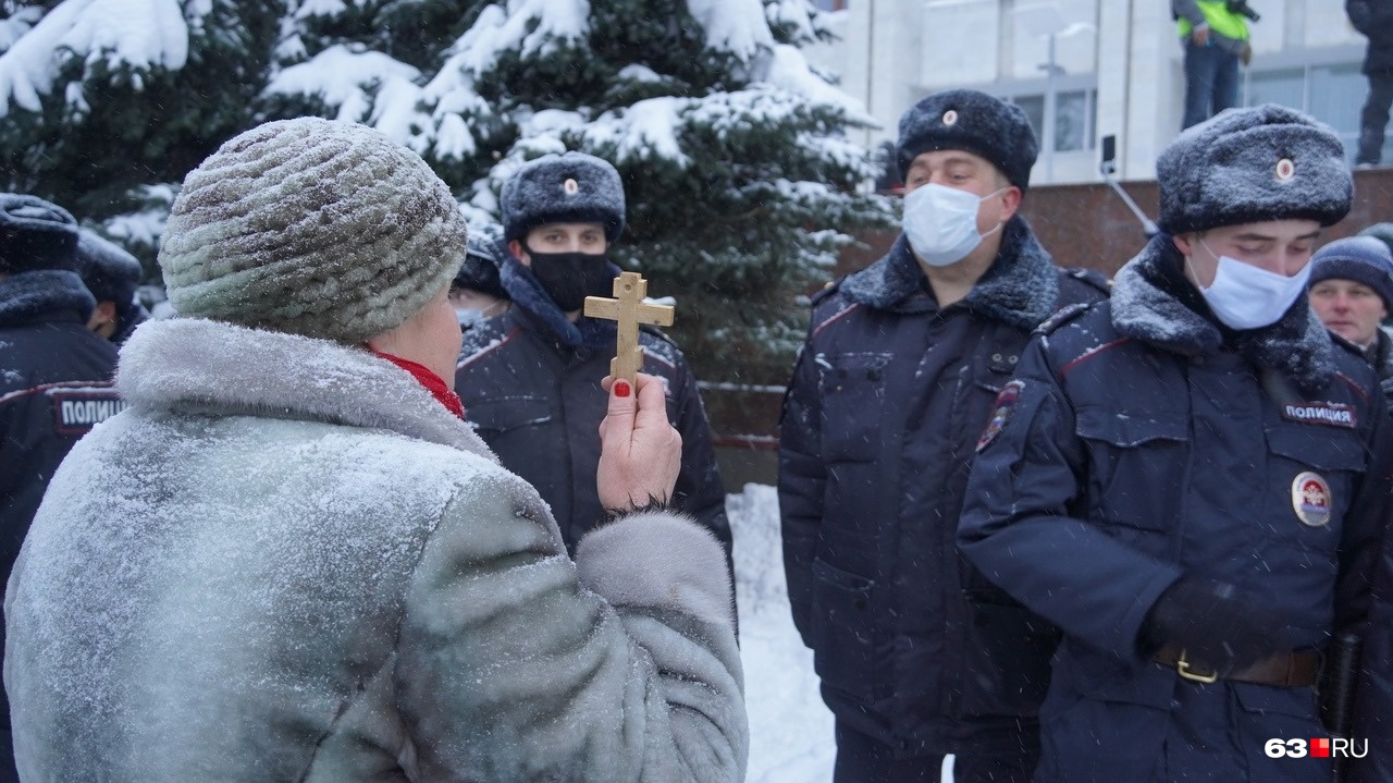 В Самаре полицейских пытались убедить в своей позиции любыми способами В Самаре полицейских пытались убедить в своей позиции любыми способами